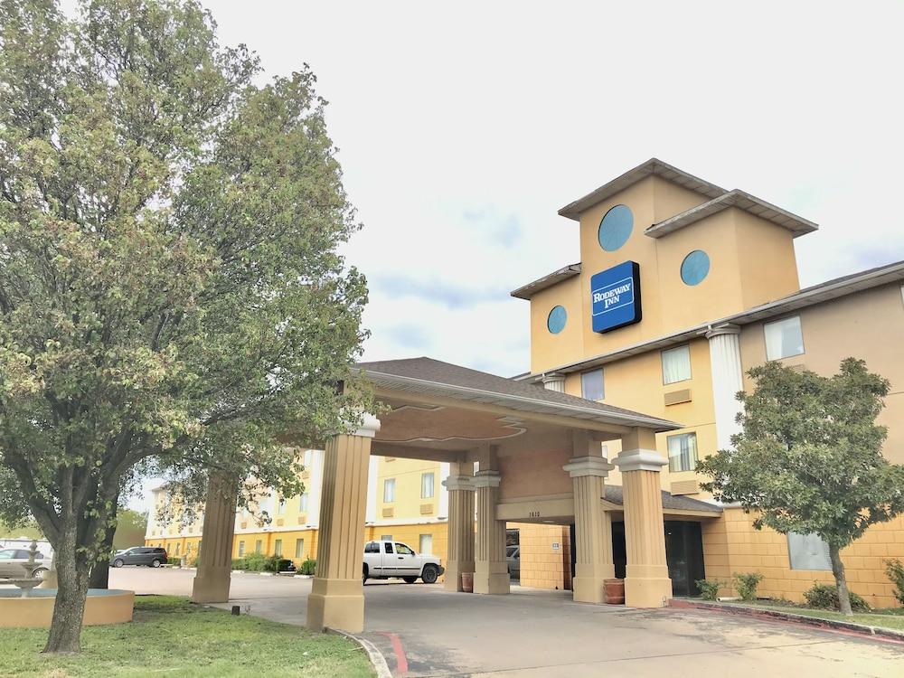 Super 8 By Wyndham Temple I-35 Hotel Bagian luar foto