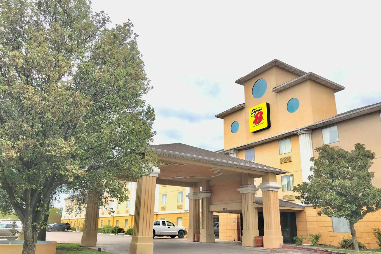 Super 8 By Wyndham Temple I-35 Hotel Bagian luar foto
