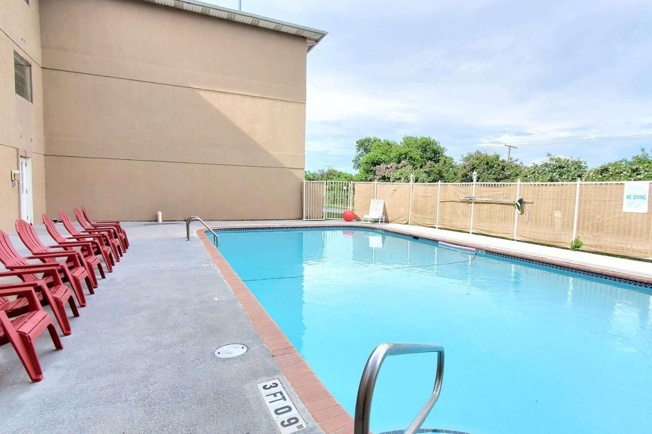 Super 8 By Wyndham Temple I-35 Hotel Bagian luar foto